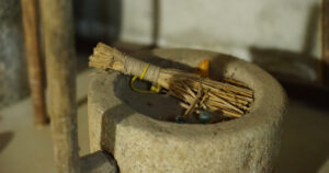 遠距離にある古い実家の土間にある臼