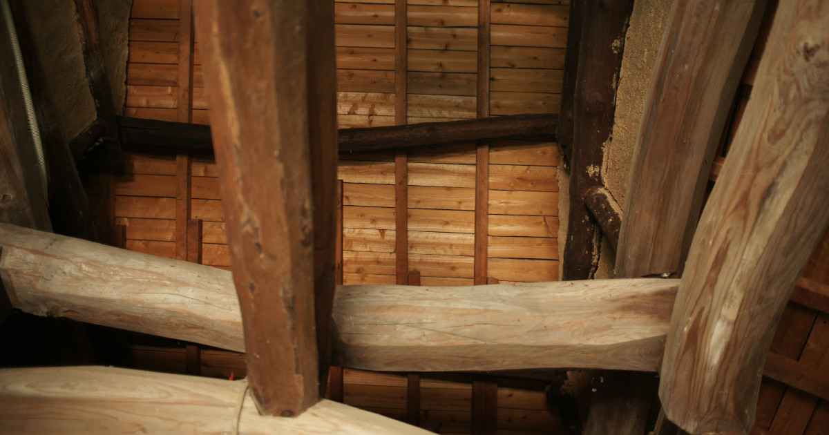 遠距離にある古い実家の梁