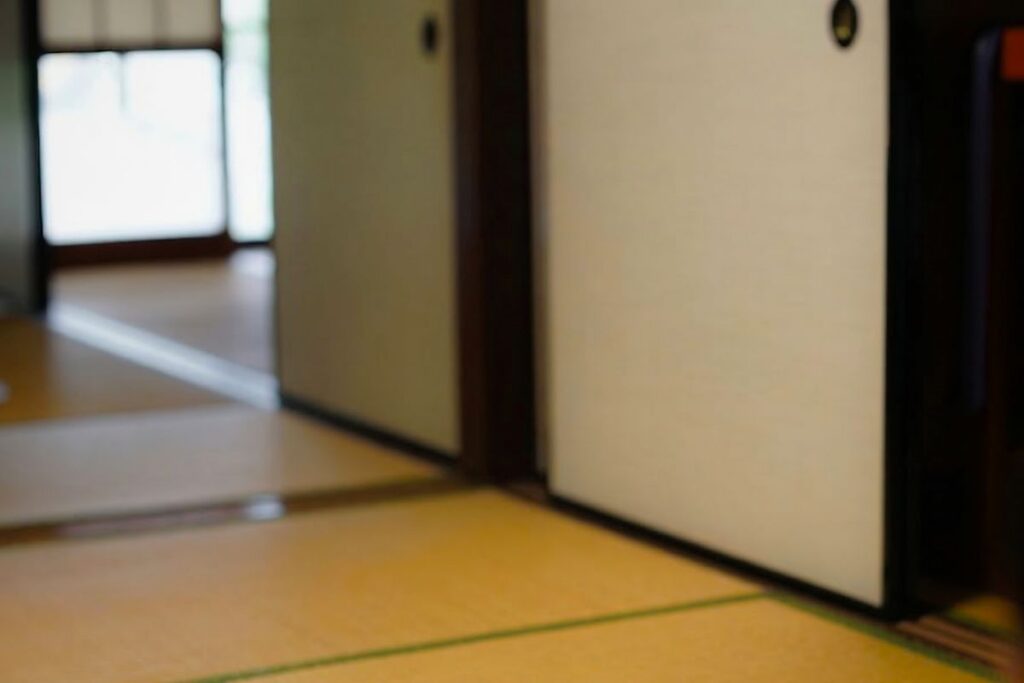 老朽化しつつも手放したくない、瀬戸内海の島にある古民家の和室